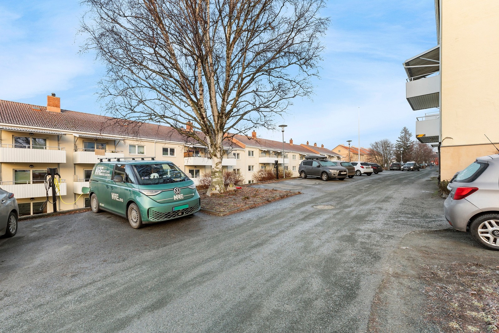 Ute i gårdsplassen er det mulighet for billig parkeringsplass og elbil lader. Galleribilde