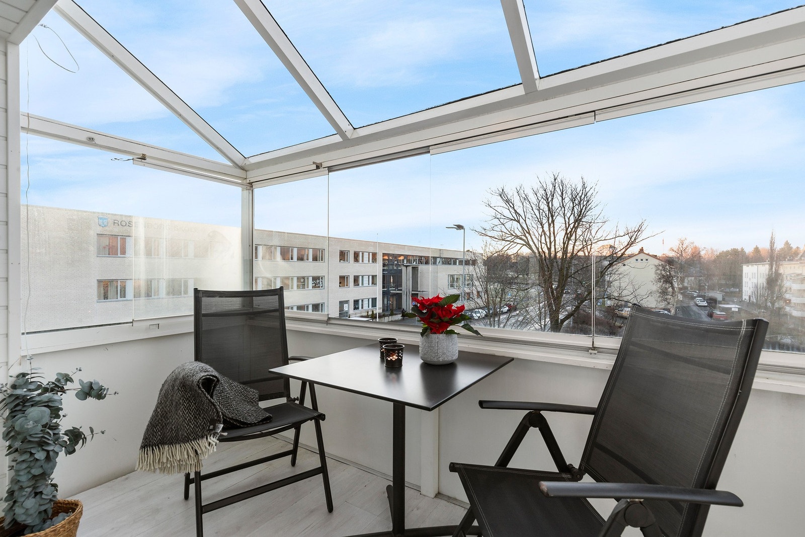 Balkongen på 4,4 kvm er innglasset og vendt mot sør-vest som gir gode solforhold. Galleribilde