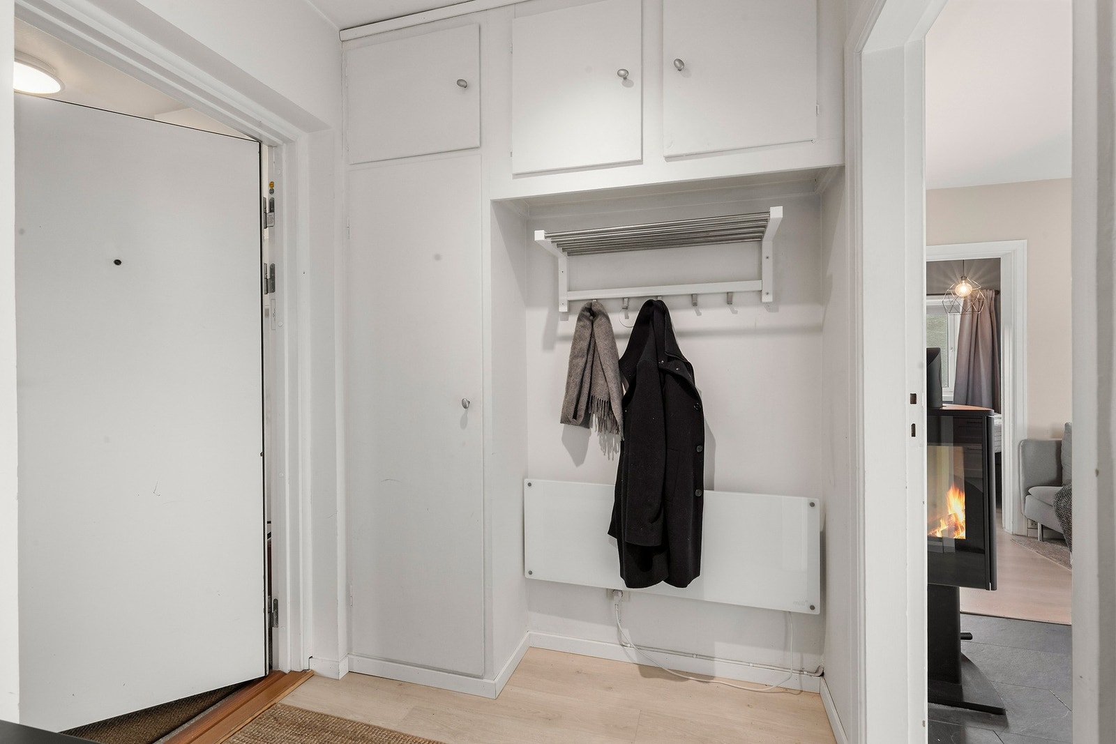 Gang med garderobe og praktisk porttelefon. Galleribilde