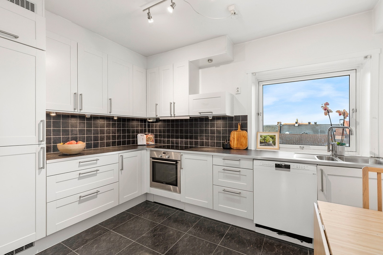 Lyst og moderne kjøkken fra HTH med integrerte hvitevarer. Galleribilde