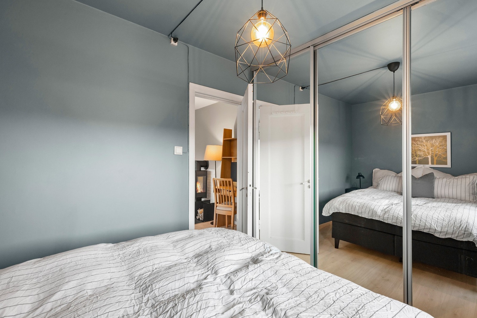 Her følger det med en stor skyvedørsgarderobe med speilfronter. Galleribilde