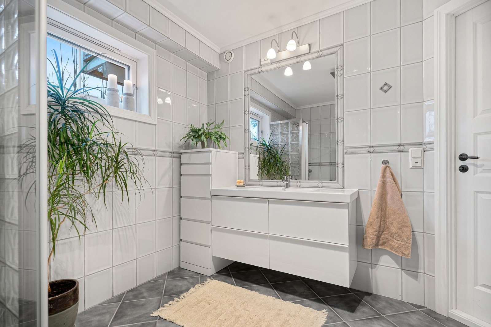 Pent flislagt bad Galleribilde