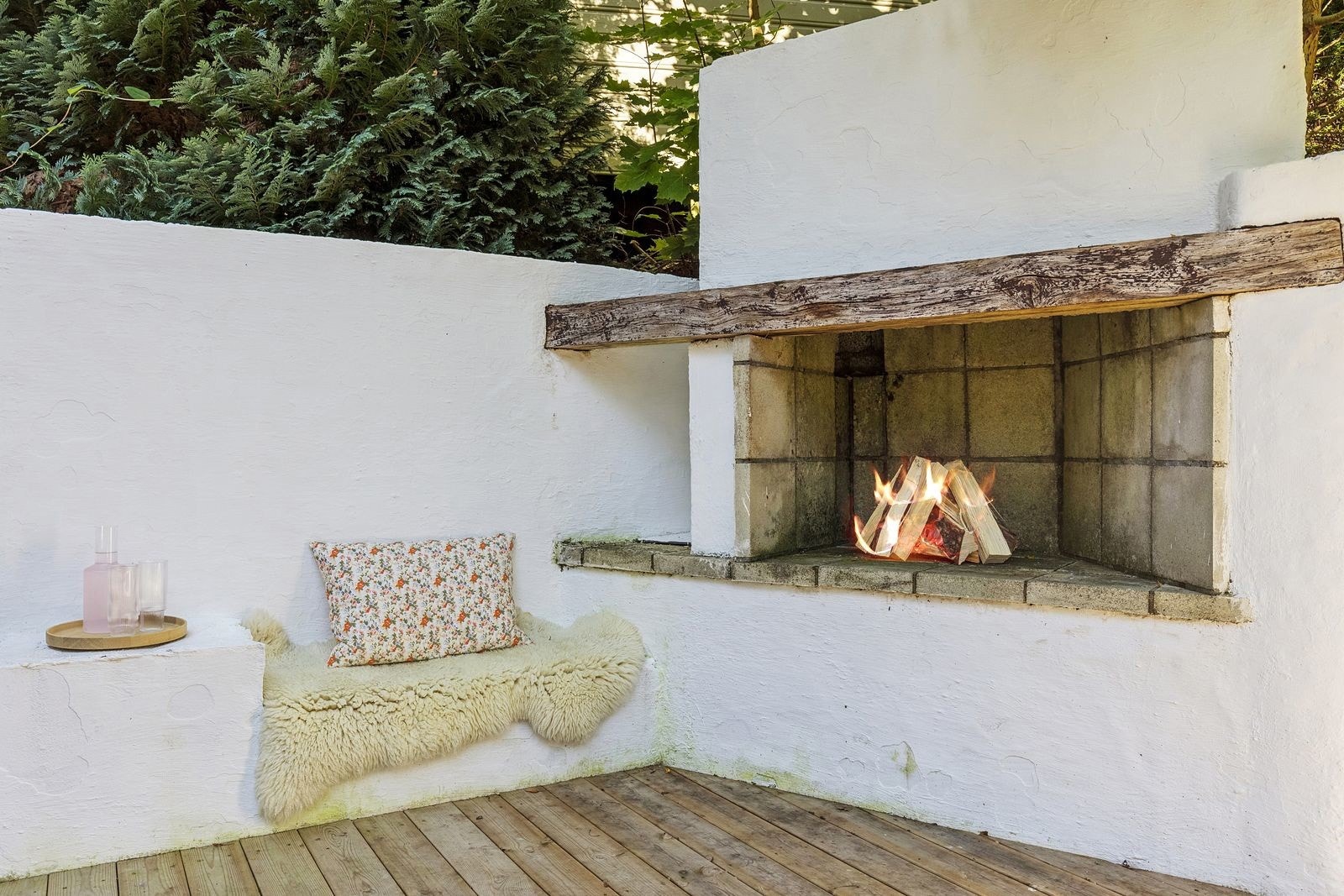 Koselig utepeis på terrassen. Galleribilde