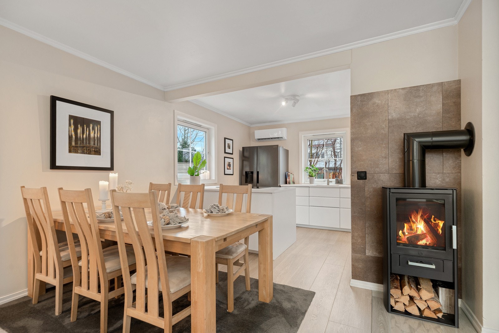 God plass til stort spisestuebord ved kjøkkenet - Det er satt inn ny peisovn Galleribilde