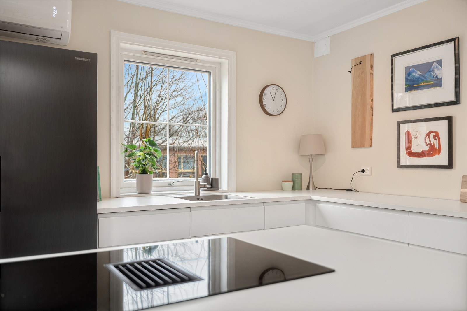 Nyere kjøkken satt inn i 2022 Galleribilde