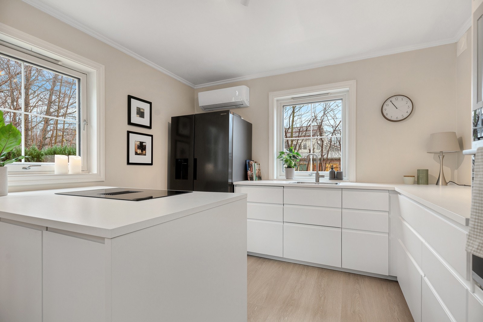 Nyere kjøkken satt inn i 2022 Galleribilde