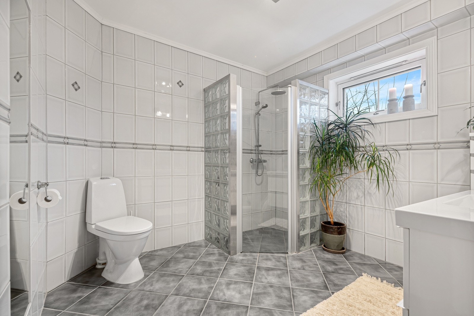 Pent flislagt bad Galleribilde