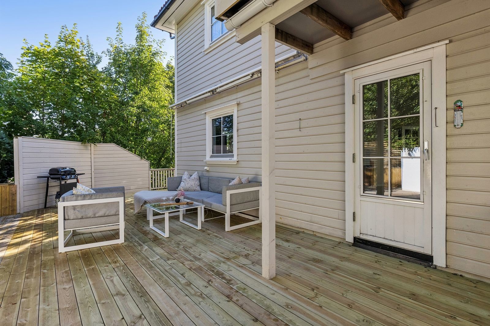 Fra stuen er det utgang til en solrik og usjenert uteplass/terrasse. Galleribilde