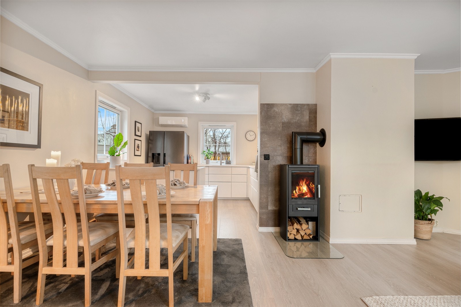 God plass til stort spisestuebord Galleribilde