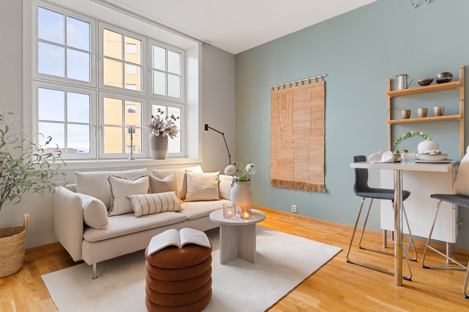 Proaktiv Eiendomsmegling ved Aurora M. Fredriksen har gleden av å ønske velkommen til en lys og sjarmerende 1-roms leilighet i Røkeriet Borettslag. Galleribilde