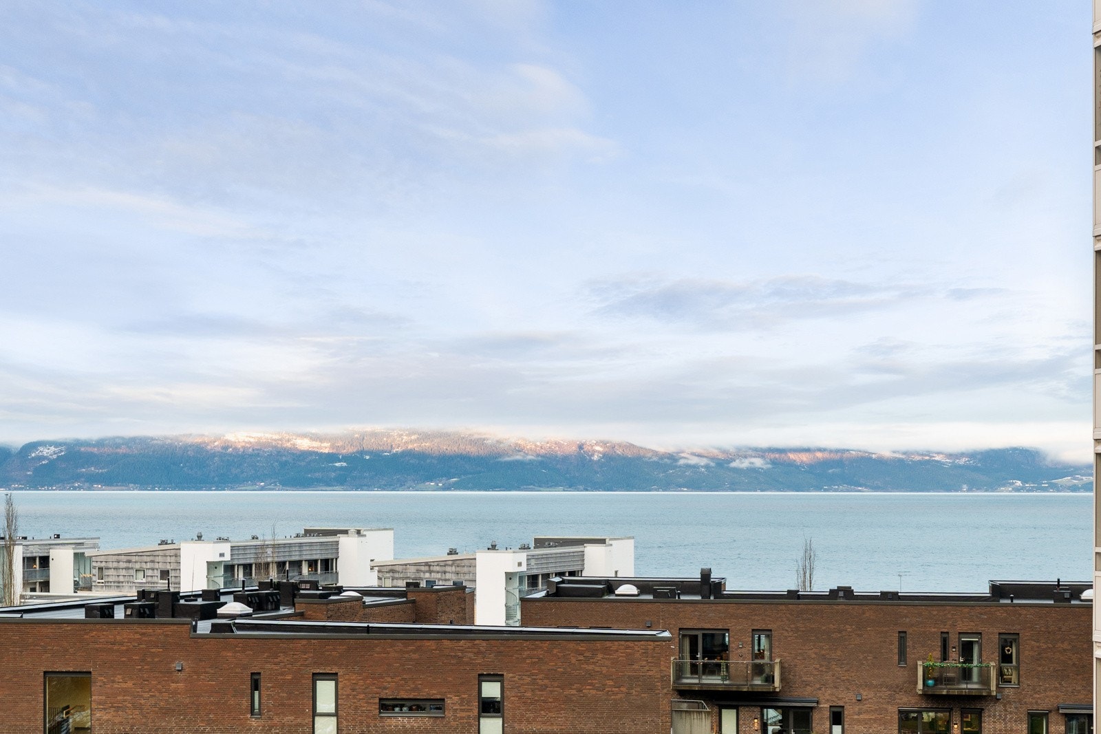 Flott utsikt fra borettslagets felles takterrasse. Galleribilde