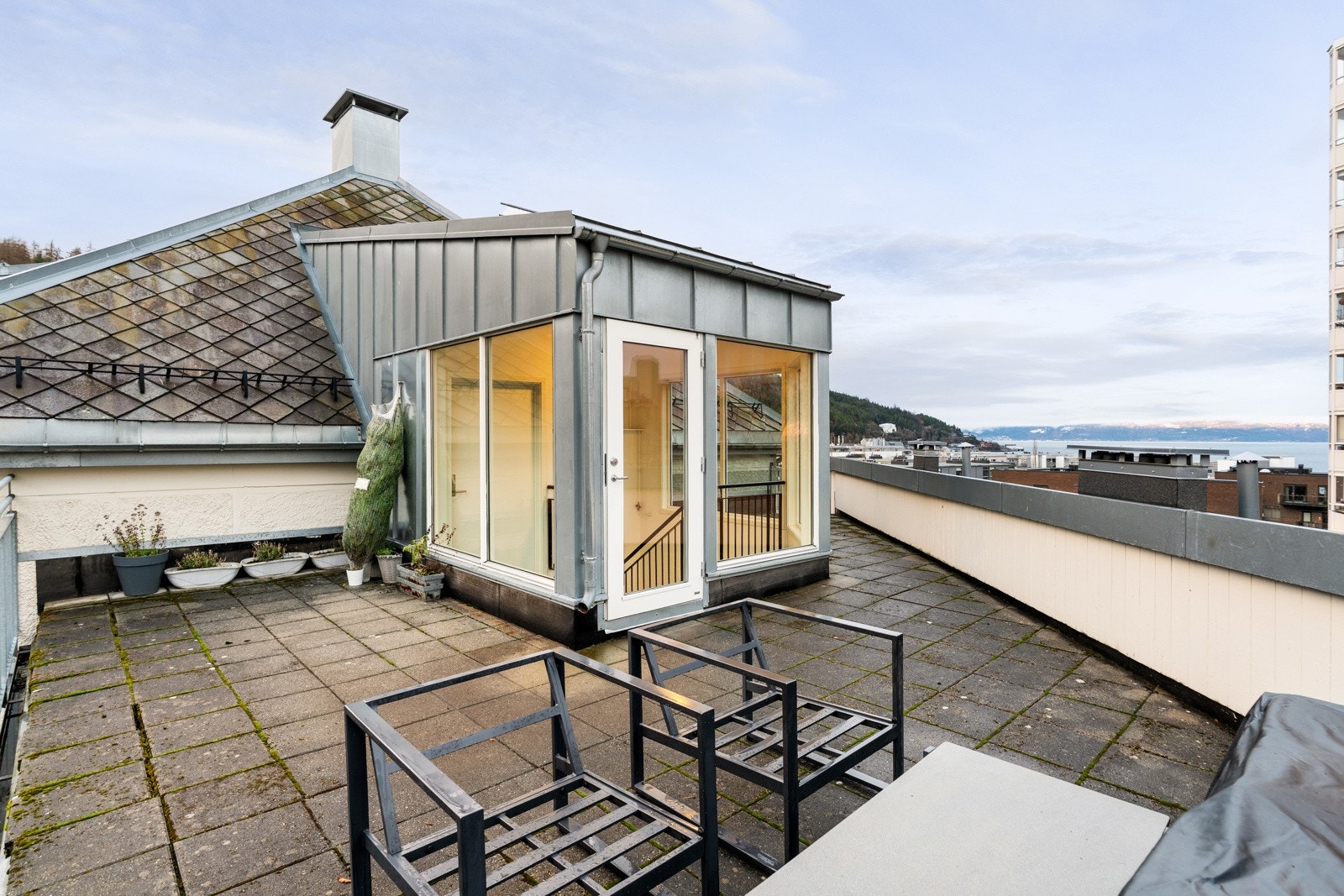 Beboerne i borettslaget disponerer en felles takterrasse med gode solforhold. Galleribilde