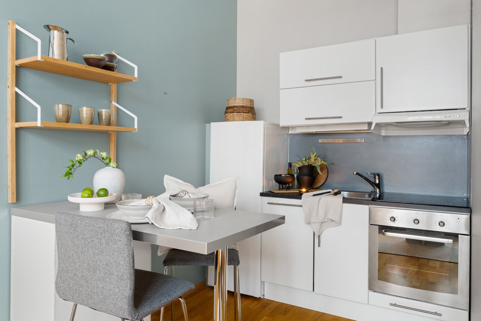 Kjøkkenet er innredet med integrert stekeovn, platetopp og oppvaskmaskin, samt frittstående kjøleskap. Galleribilde