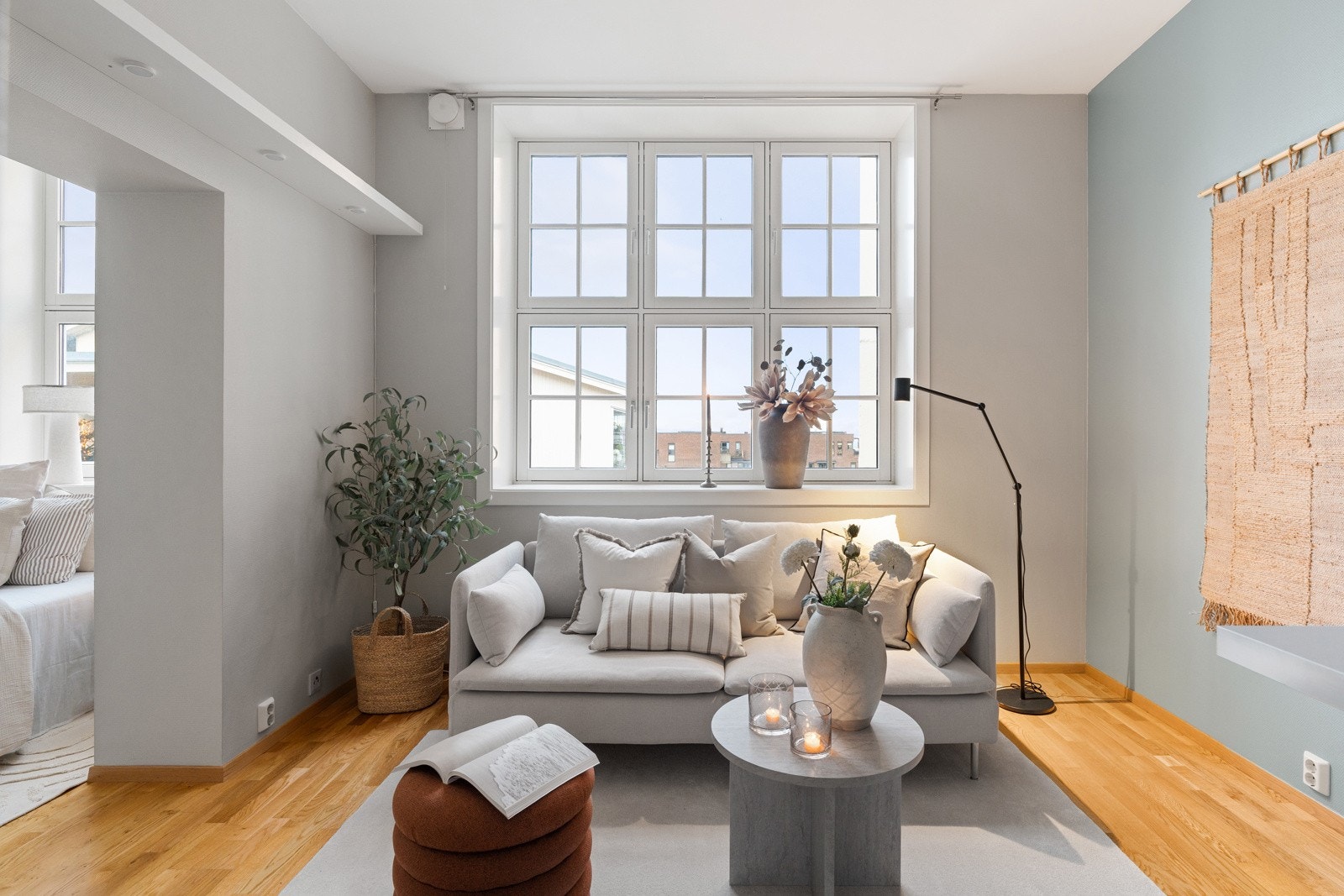 Leiligheten byr på et åpent stue- og kjøkkenområde, et pent baderom og en praktisk sovealkove. Galleribilde