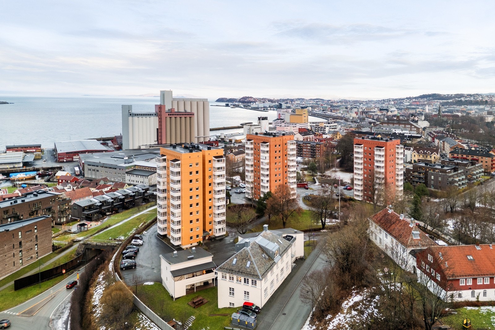 Borettslaget har 14 parkeringsplasser, hvorav 4 stk. er med lader og 3 stk. er gjesteplasser. Galleribilde