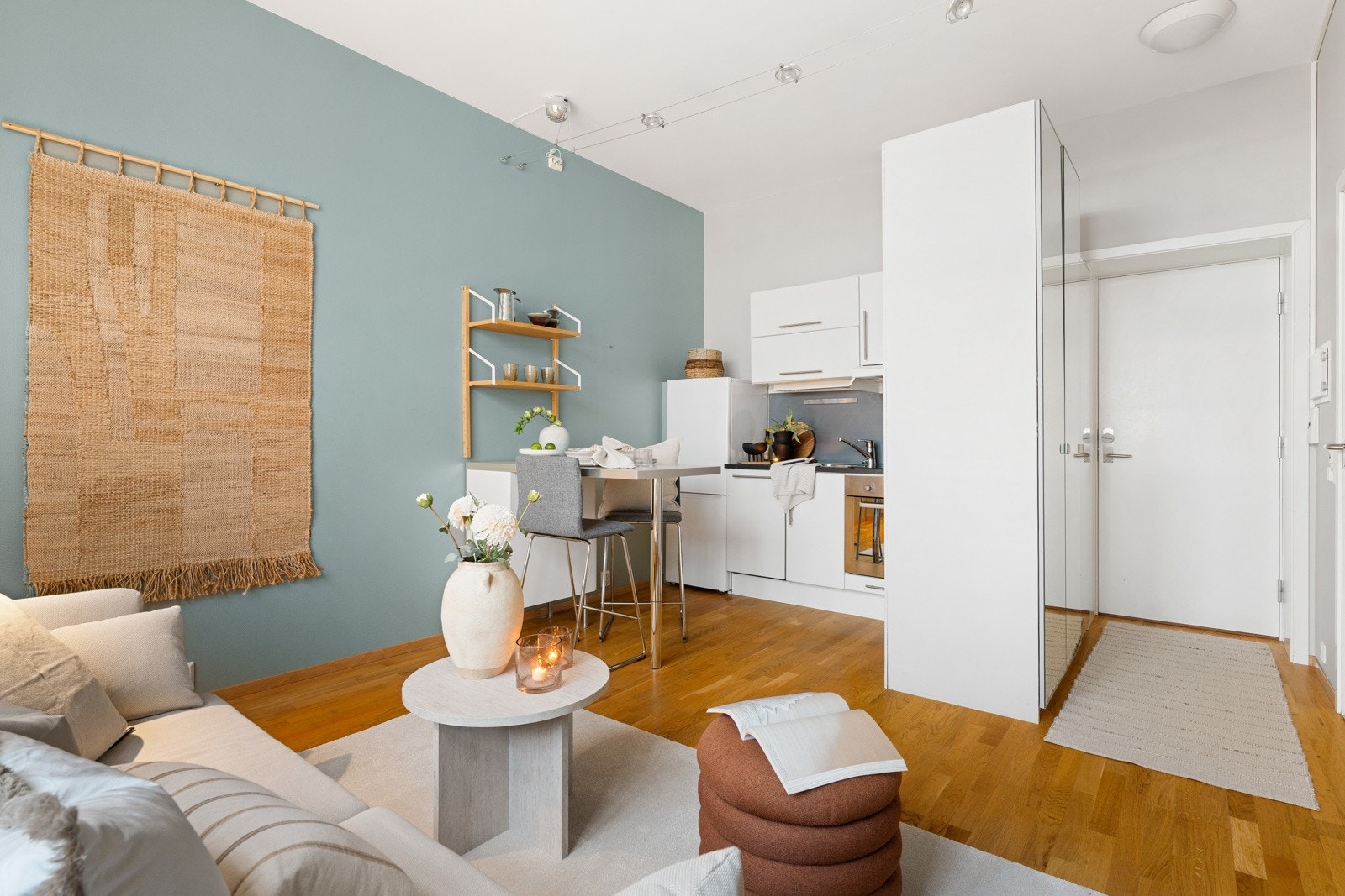 Det er plass til både sofa og mediemøblement i oppholdsrommet. Galleribilde