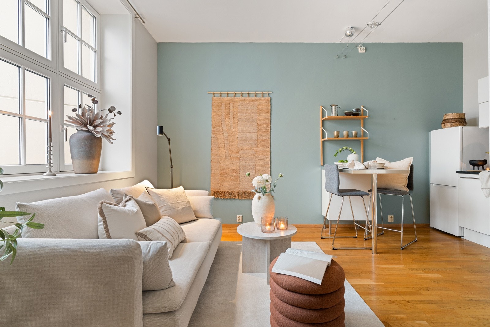 Oppholdsrommet fremstår luftig og lyst med god takhøyde og store vindusflater. Galleribilde