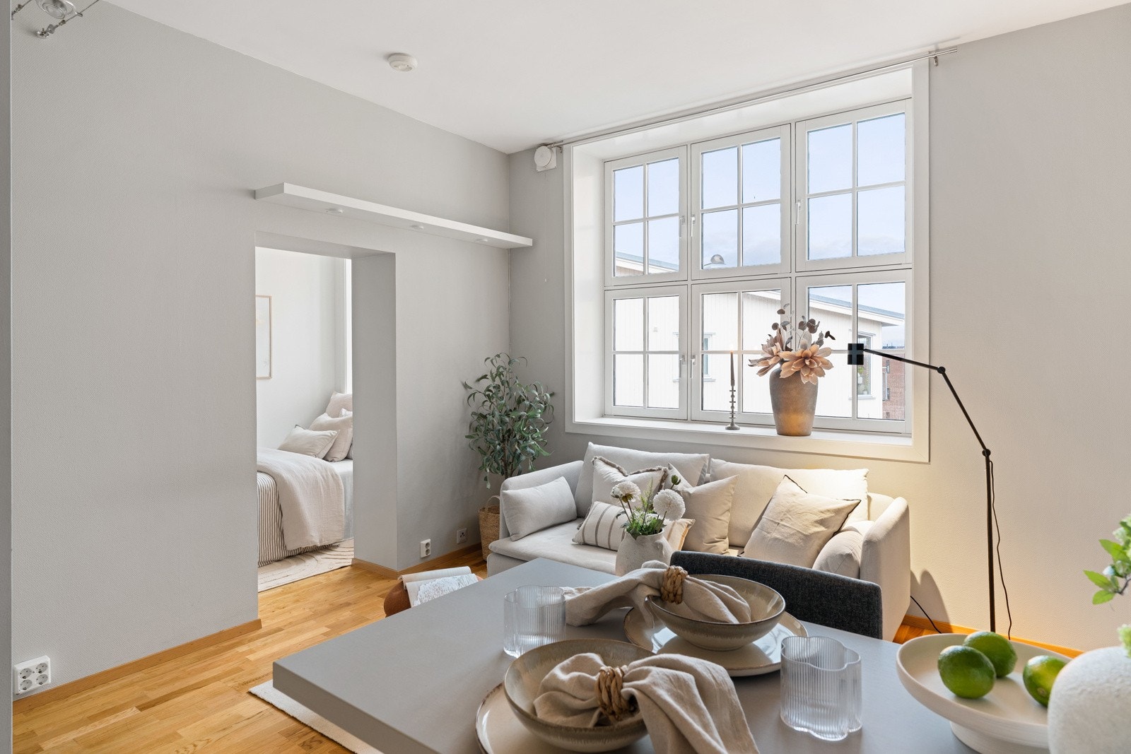 De store vindusflatene i kombinasjon med god takhøyde gir rommet et lyst og tiltalende uttrykk. Galleribilde