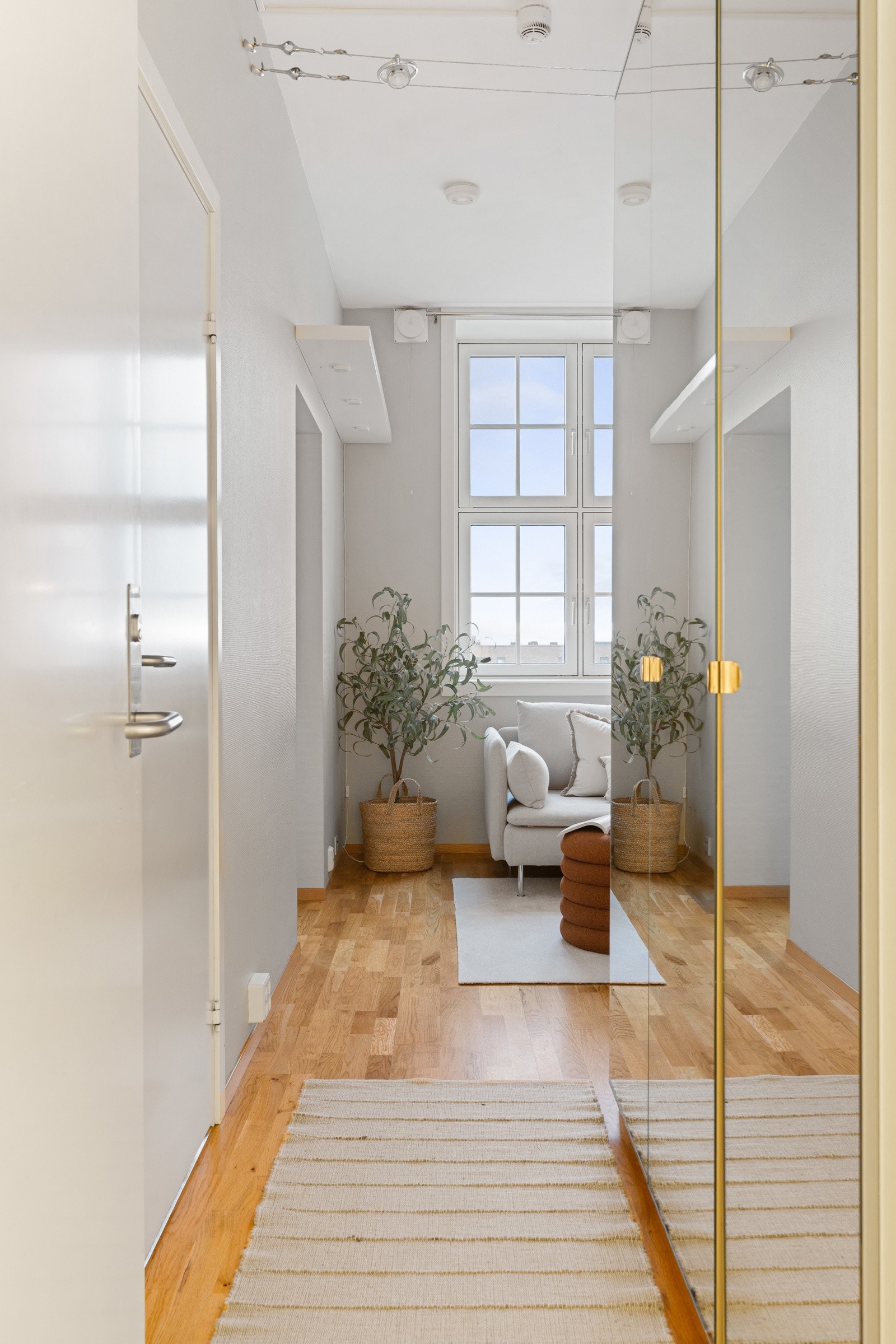 Når man kommer inn i leiligheten, møtes man av romslige garderobeskap som gir gode oppbevaringsmuligheter. Galleribilde