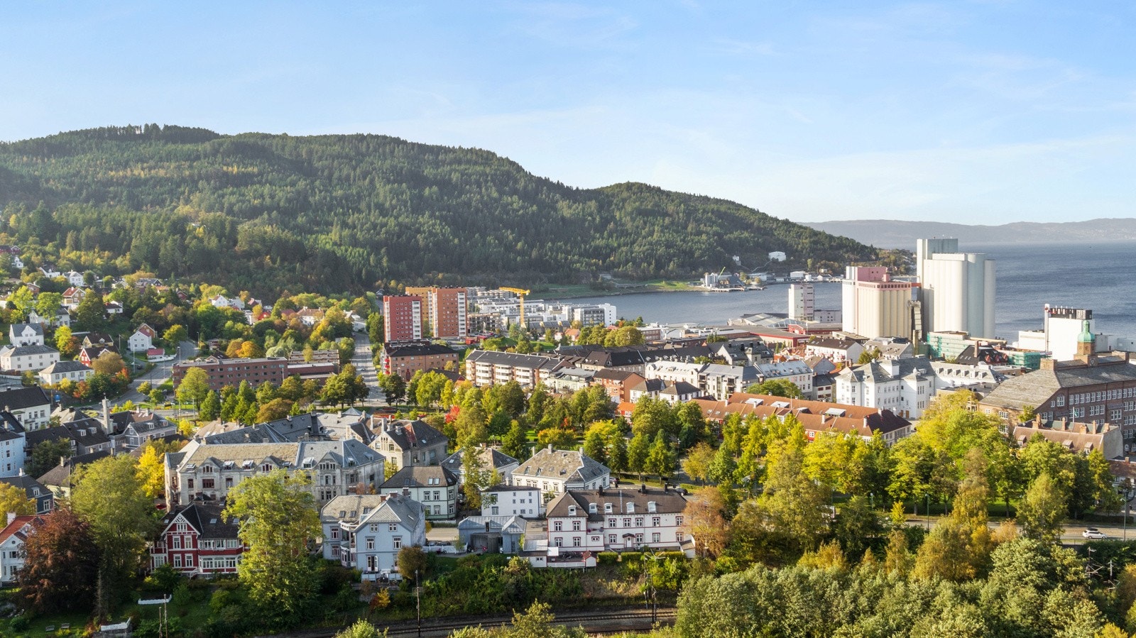 Leiligheten ligger i et av Trondheims mest populære boligområder med nærhet til Trondheimsfjorden, sentrum og helårs turterreng i Bymarka. Galleribilde
