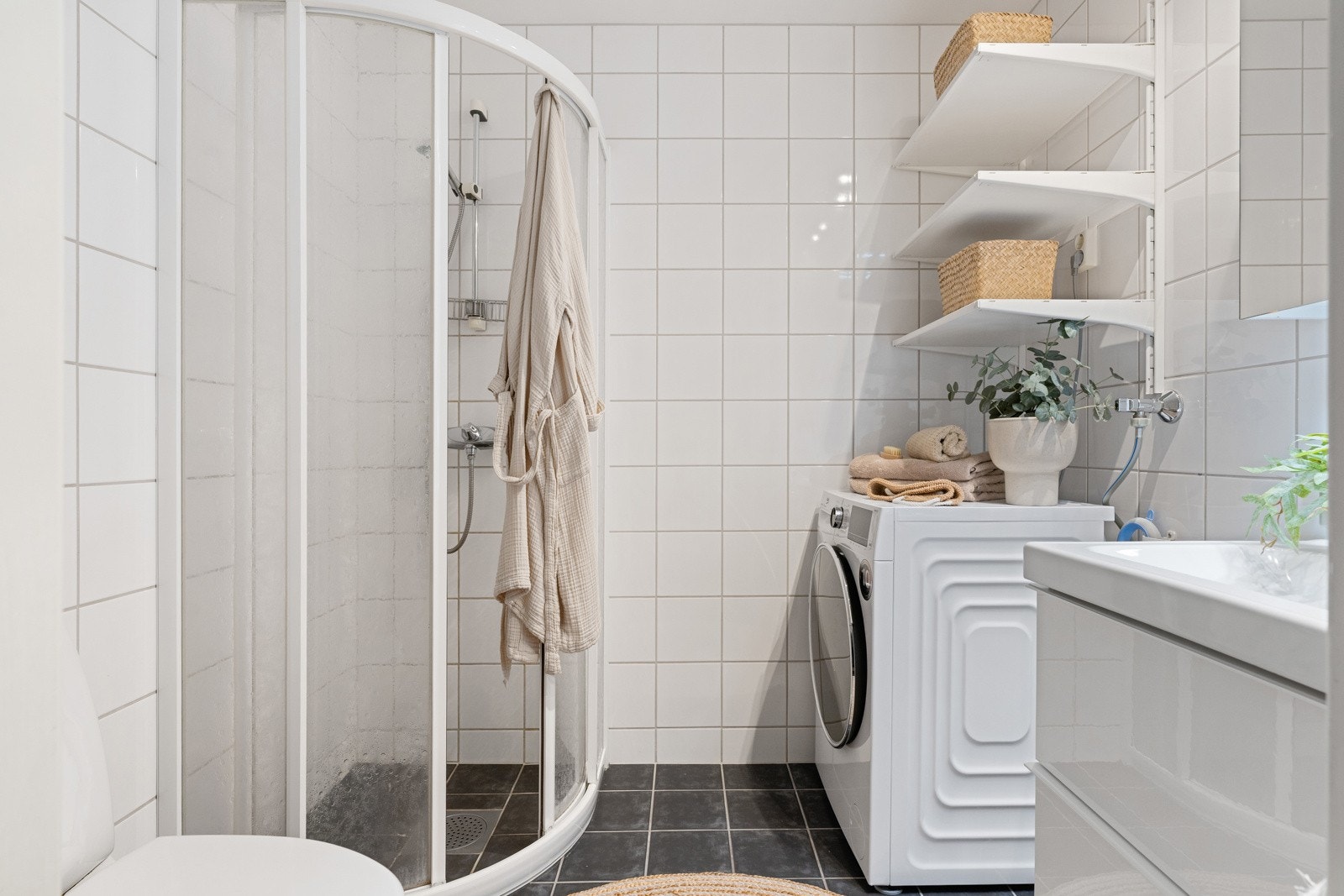 Baderommet måler 3,6 kvm og har fliser på både gulv og vegger. Galleribilde