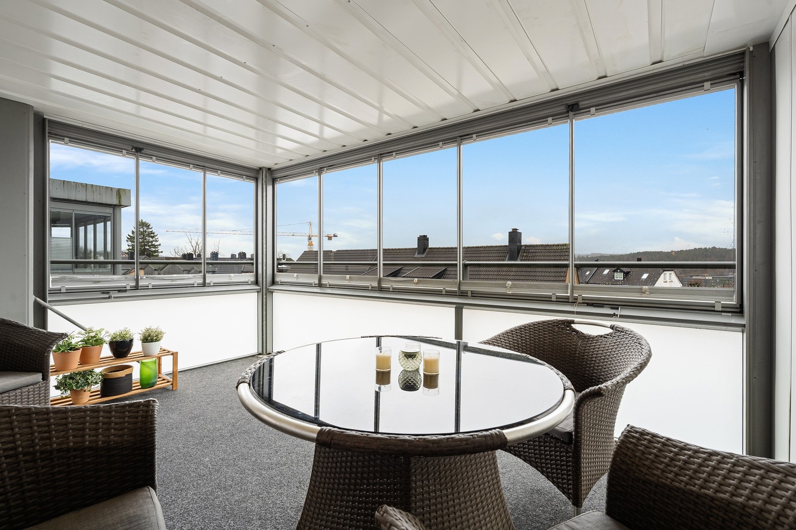 Innglasset balkong med utsikt over området Galleribilde