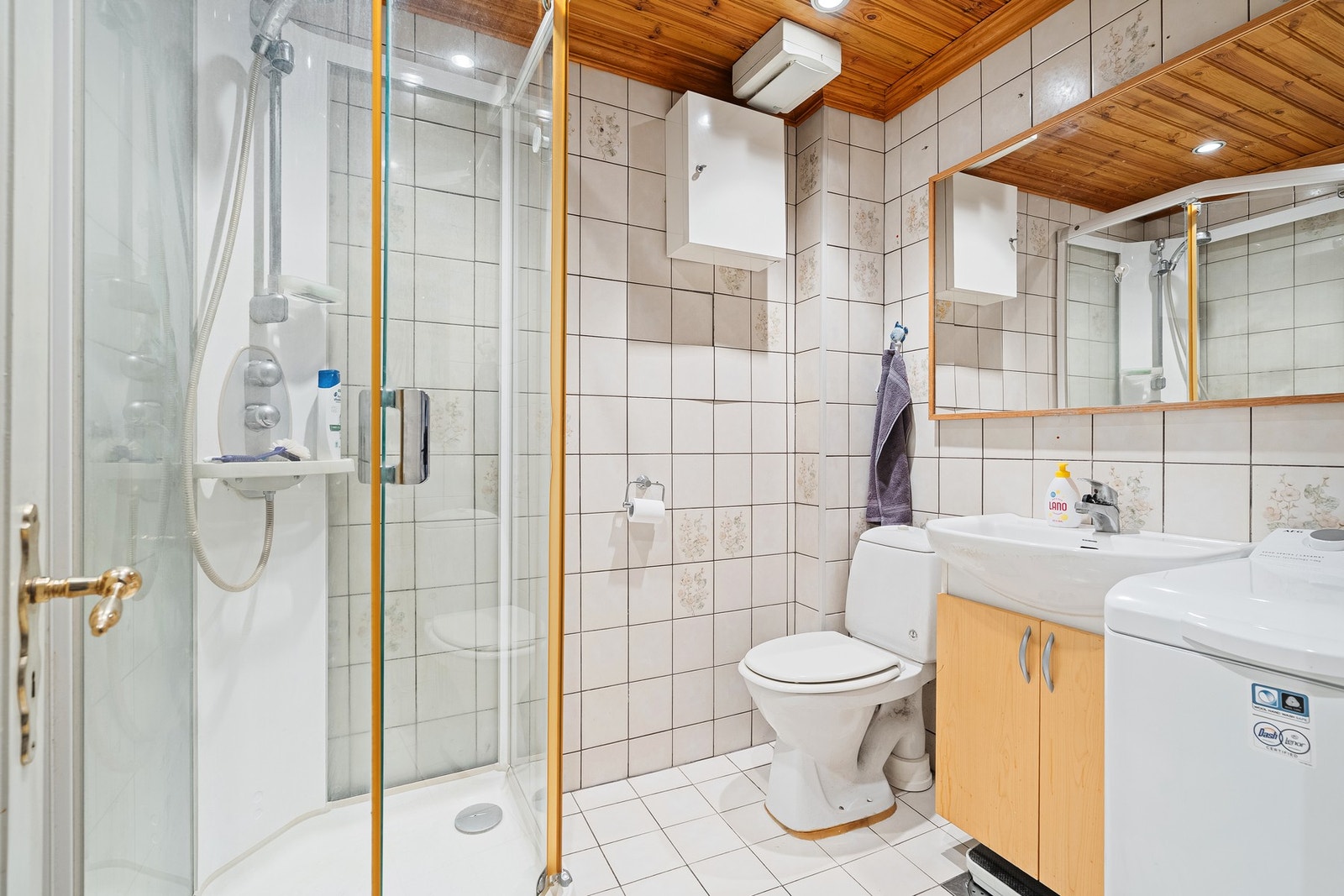 Dusjbad/wc med opplegg vaskemaskin Galleribilde