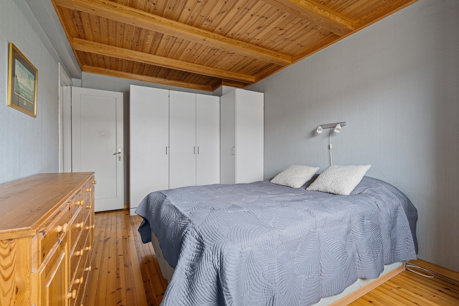 Hovedsoverom med garderobeskap Galleribilde