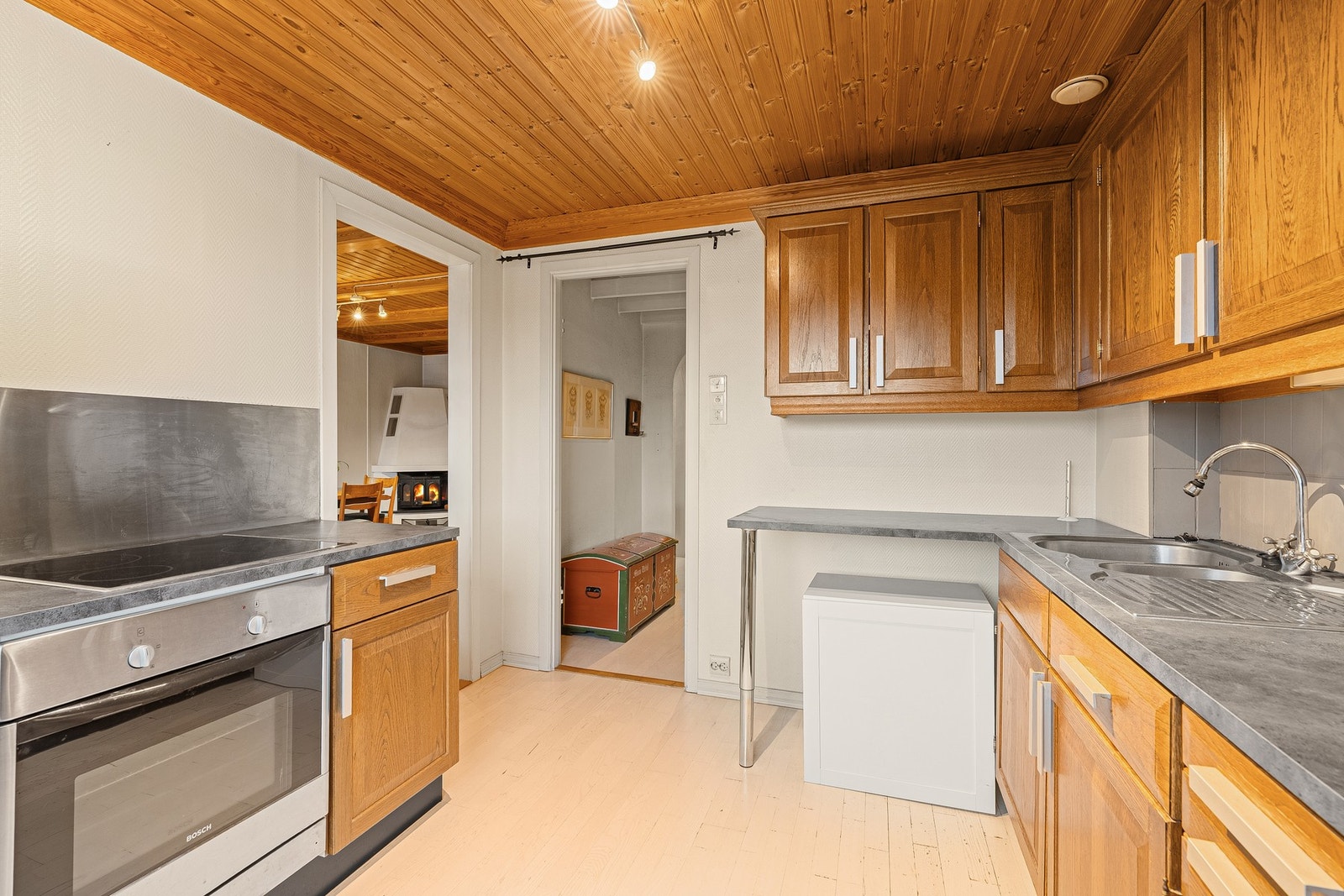 Kjøkken med integrert komfyr og stekeovn Galleribilde