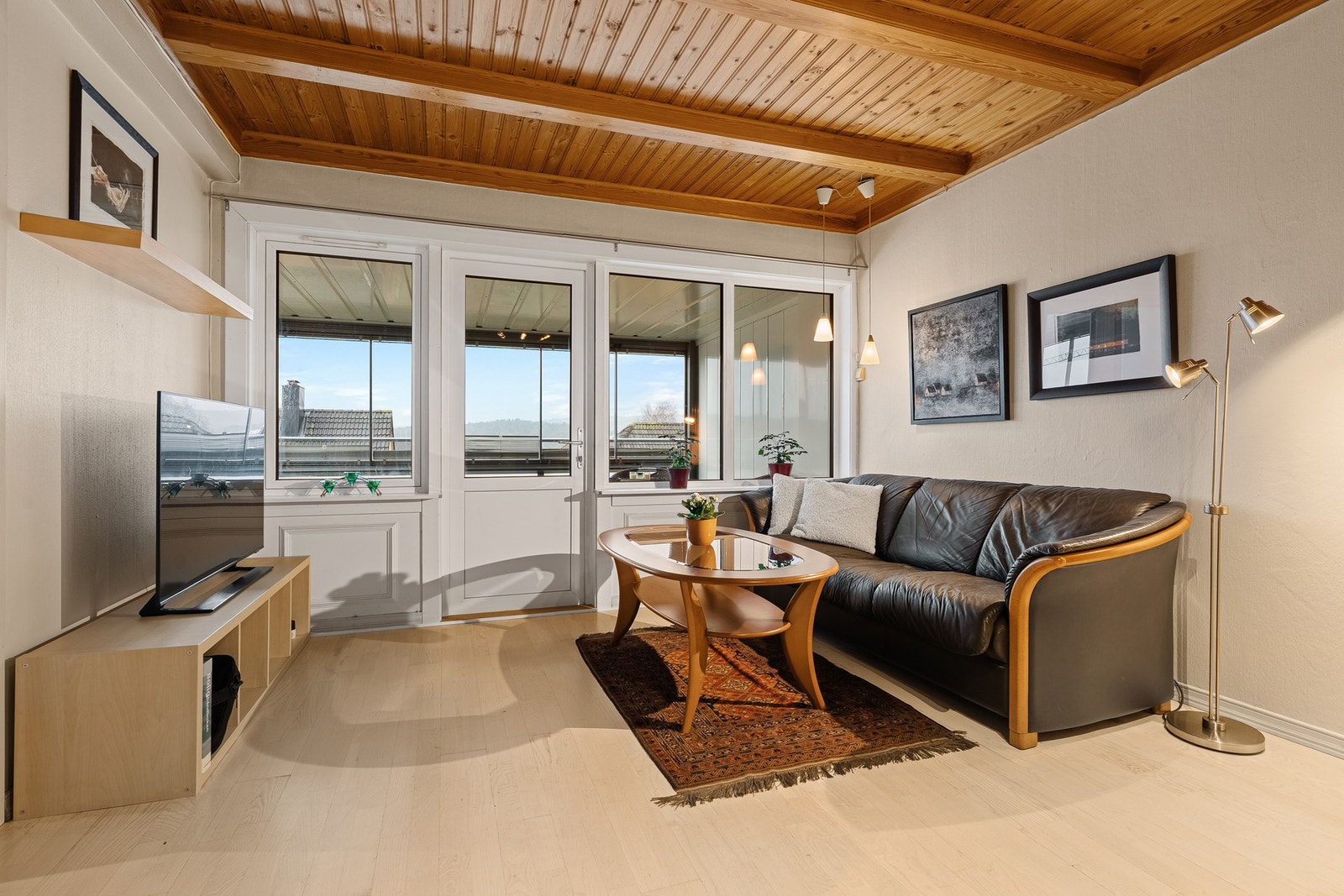 Stue med utgang til innglasset balkong Galleribilde