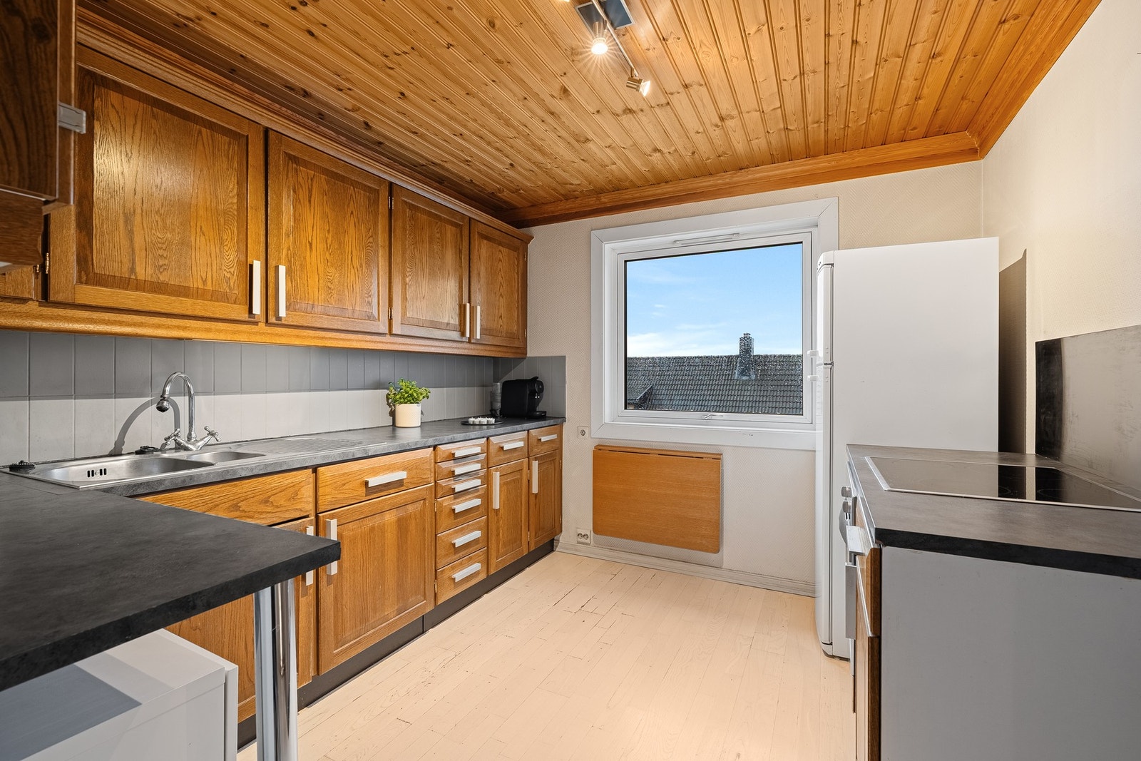 Kjøkken med liten spiseplass Galleribilde