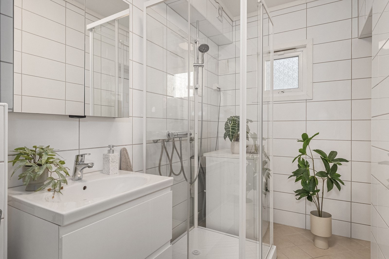 Helfliset pent og tidløst bad fra 2013. Arbeidet ble utført av Gården rørleggerservice med samarbeidspartnere. Galleribilde