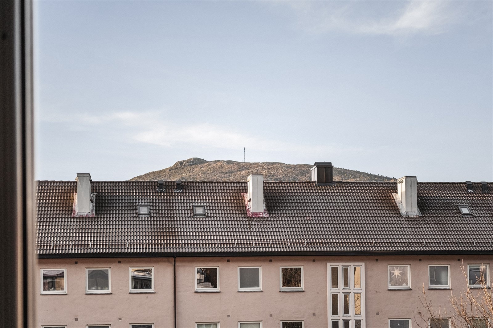 Meget flott utsikt fra leiligheten både mot Løvstakken, Ulriken og nærområdet. Galleribilde