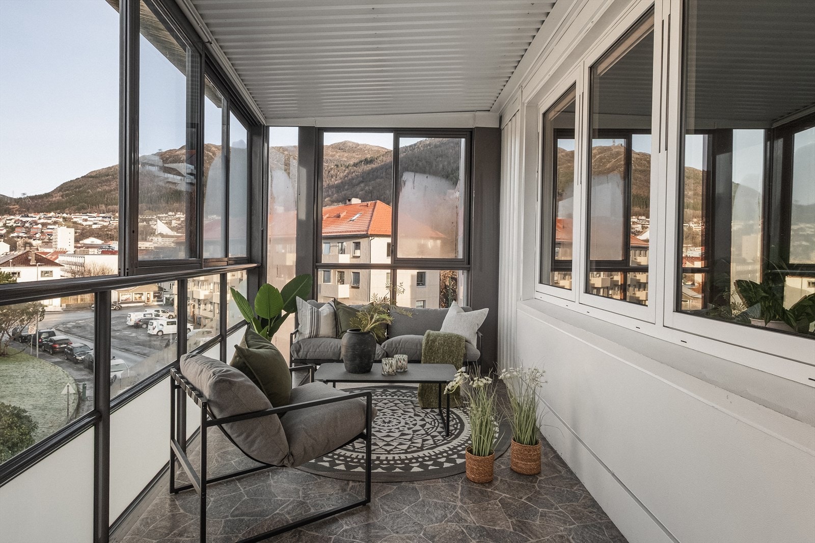 Innglasset vinterhage med meget flott utsikt over nærområdet og mot Ulriken. Galleribilde