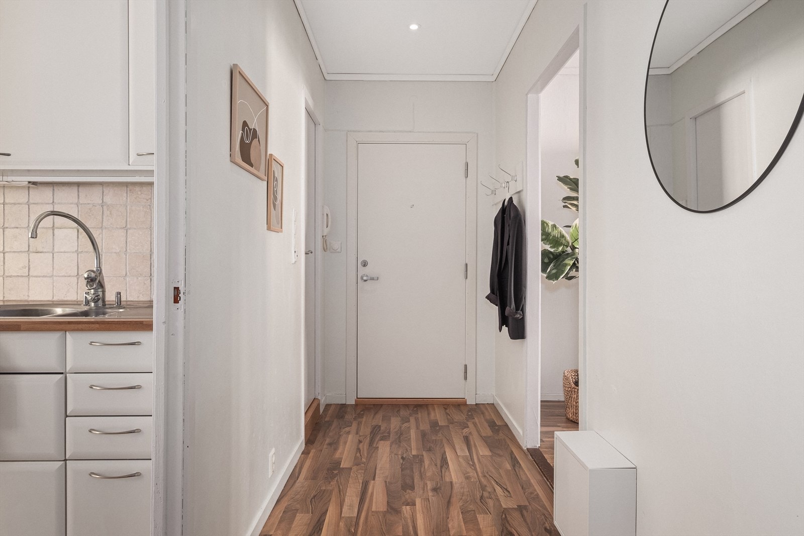 Innfelte spotlights i entre/gang fra 2025. Galleribilde