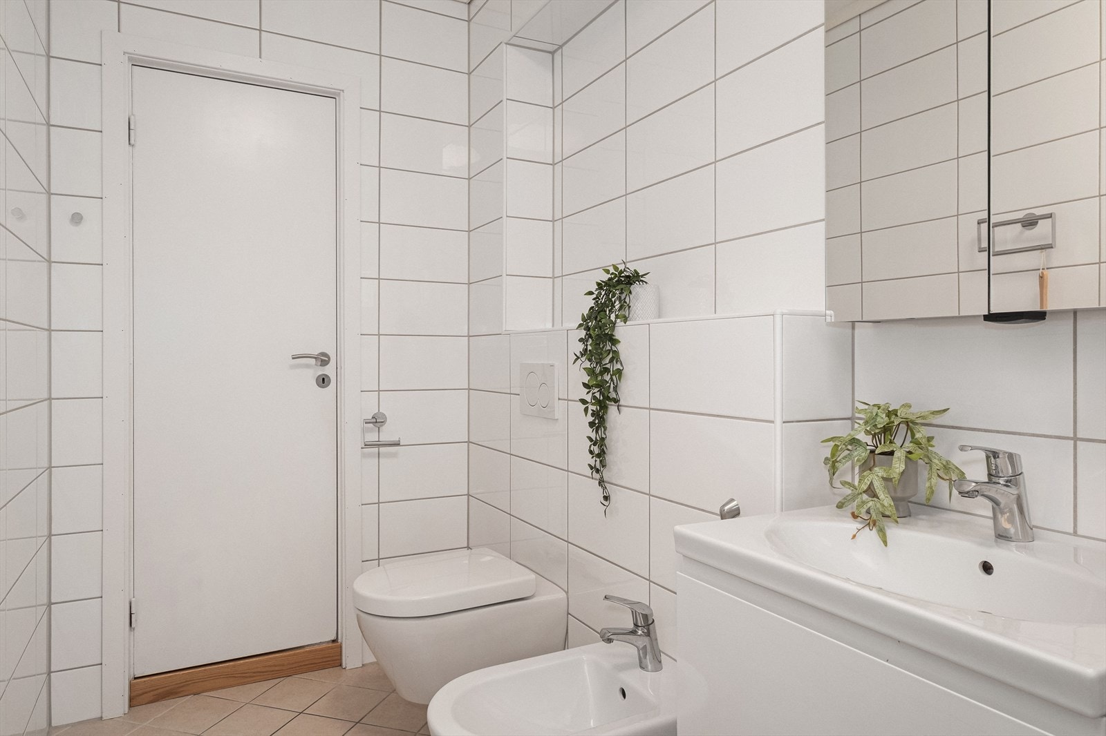 Det er varmekabler i gulv og elektrisk avtrekksventil i kasse. Galleribilde