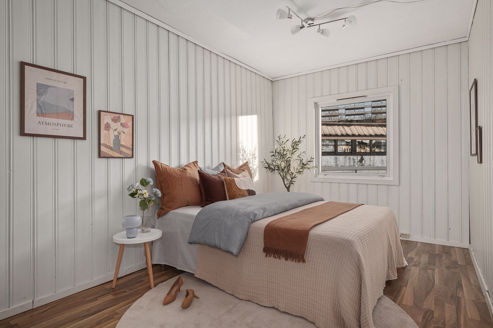 Leiligheten har 3 romslige soverom plassert i hver sin ende av leiligheten. Hovedsoveommet er 15,2 kvm. Galleribilde