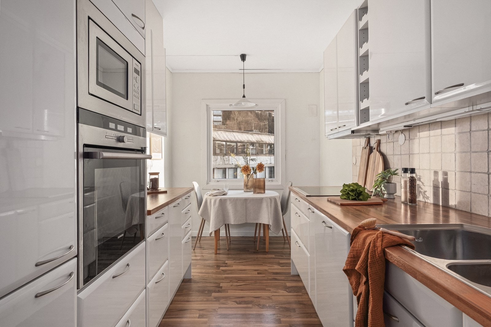 Integrerte hvitevarer som stekeovn med pyrolysefunksjon, platetopp med induksjon, oppvaskmaskin, micro og kjøleskap/frys. Galleribilde