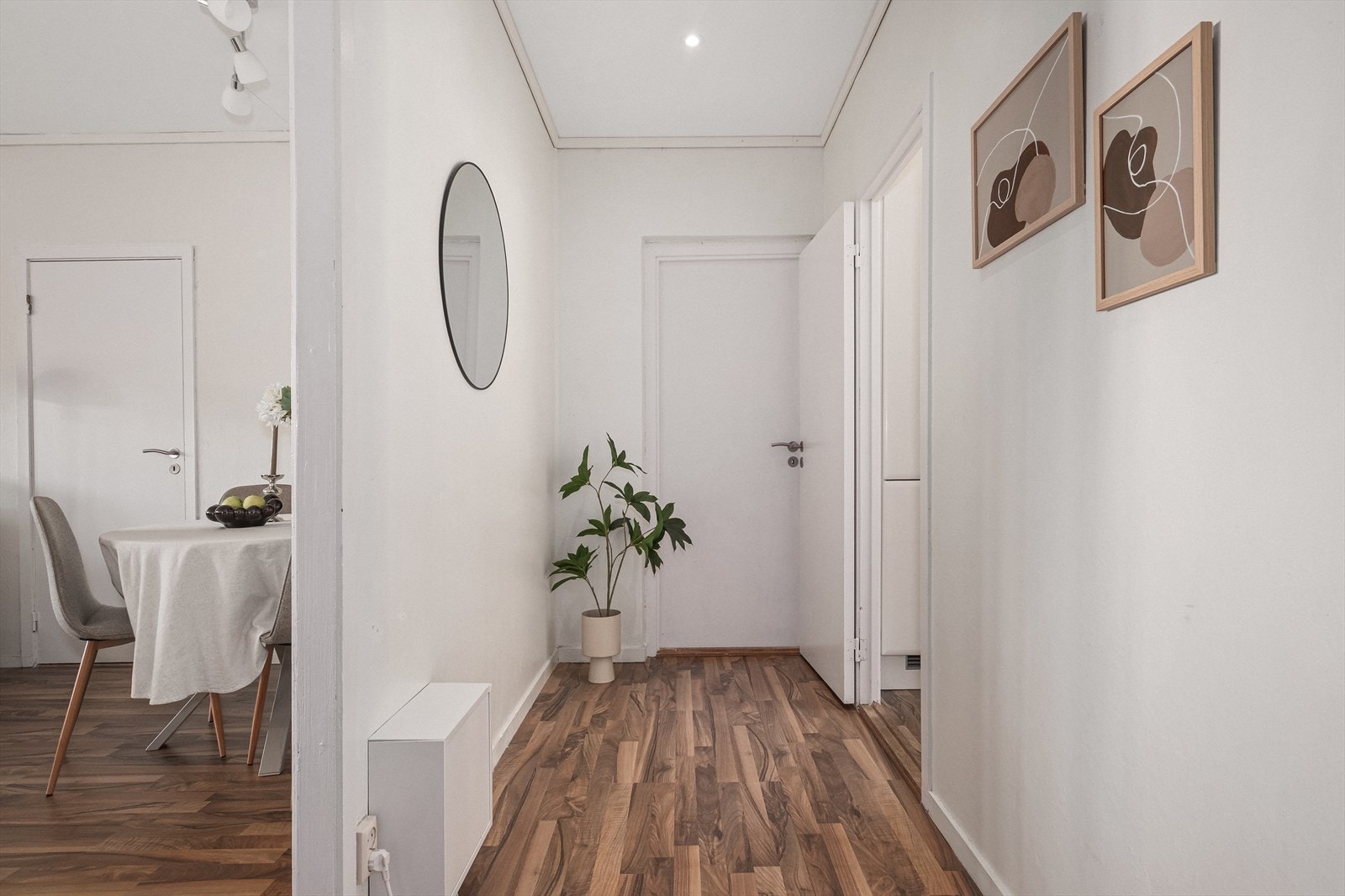 God plass til oppheng eller andre oppbevaringsløsninger i entre/gang. Galleribilde