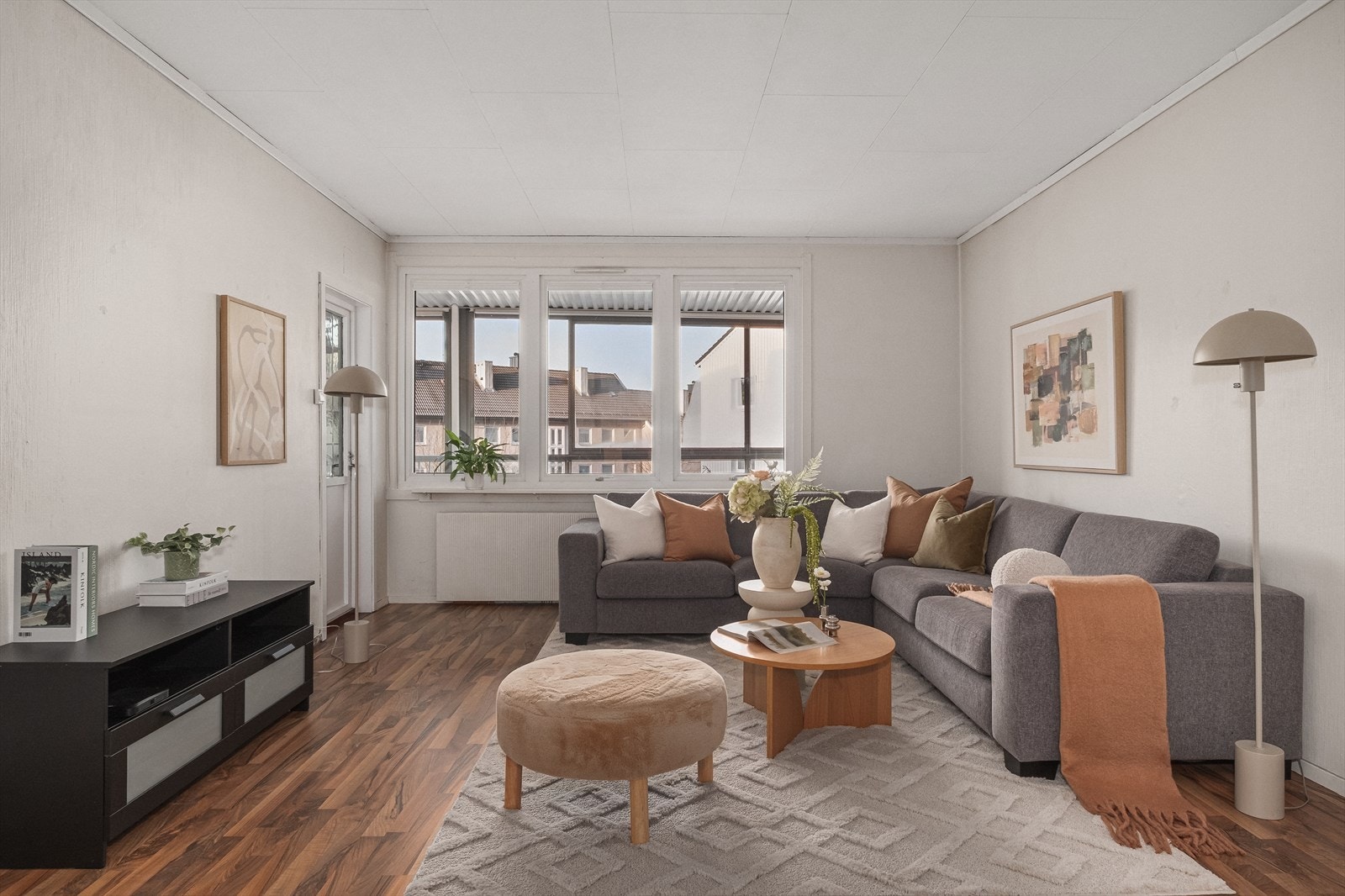 Det er spesialtilpassede plisségardiner v/stuevinduer. Fra 2025. Galleribilde