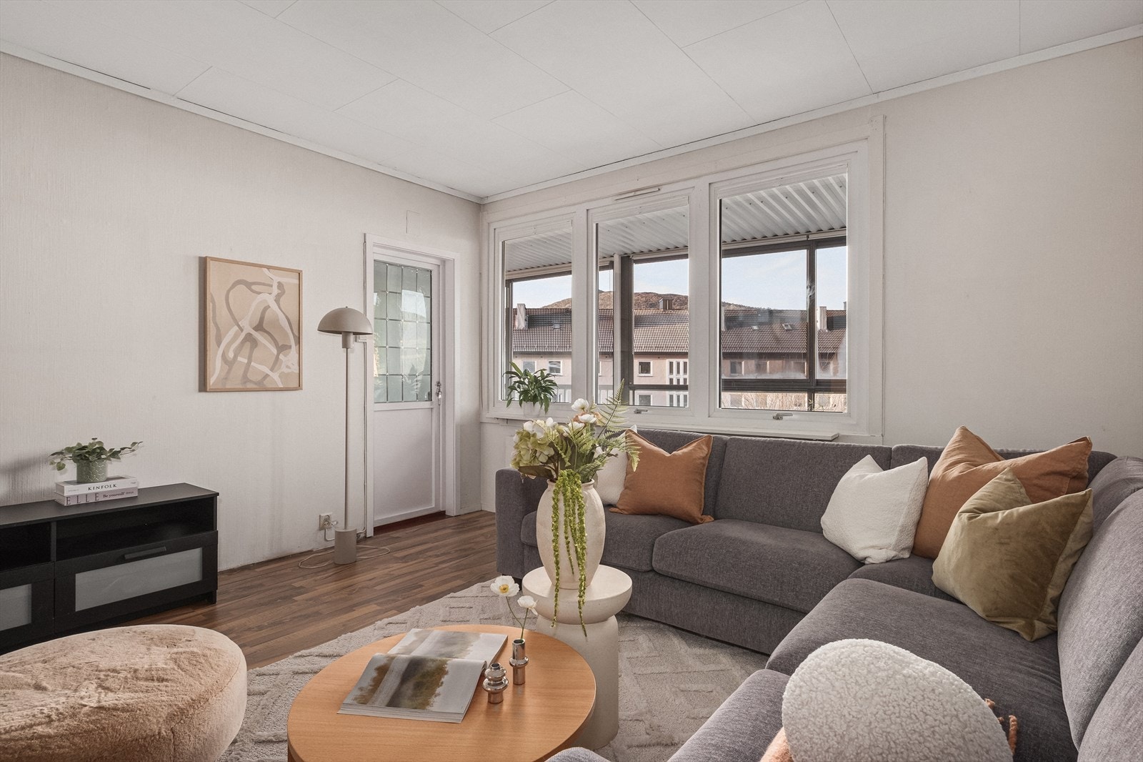 Laminatgulv ble montert ca i 2011. Fra stuen er det utgang til innglasset vinterhage på 17 kvm. Galleribilde