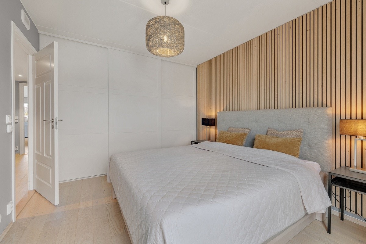 Hovedsoverom med skyvedørsgarderobe Galleribilde