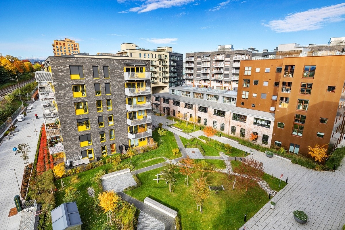 Utsikt fra balkong mot indre bygård Galleribilde