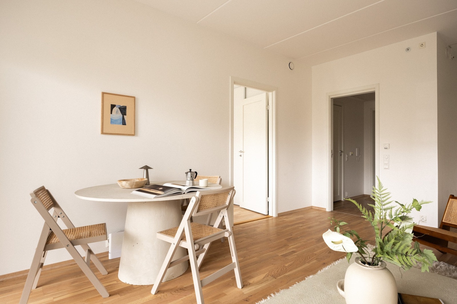 Leiligheten har store vindusflater som slipper inn mye naturlig lys. Galleribilde