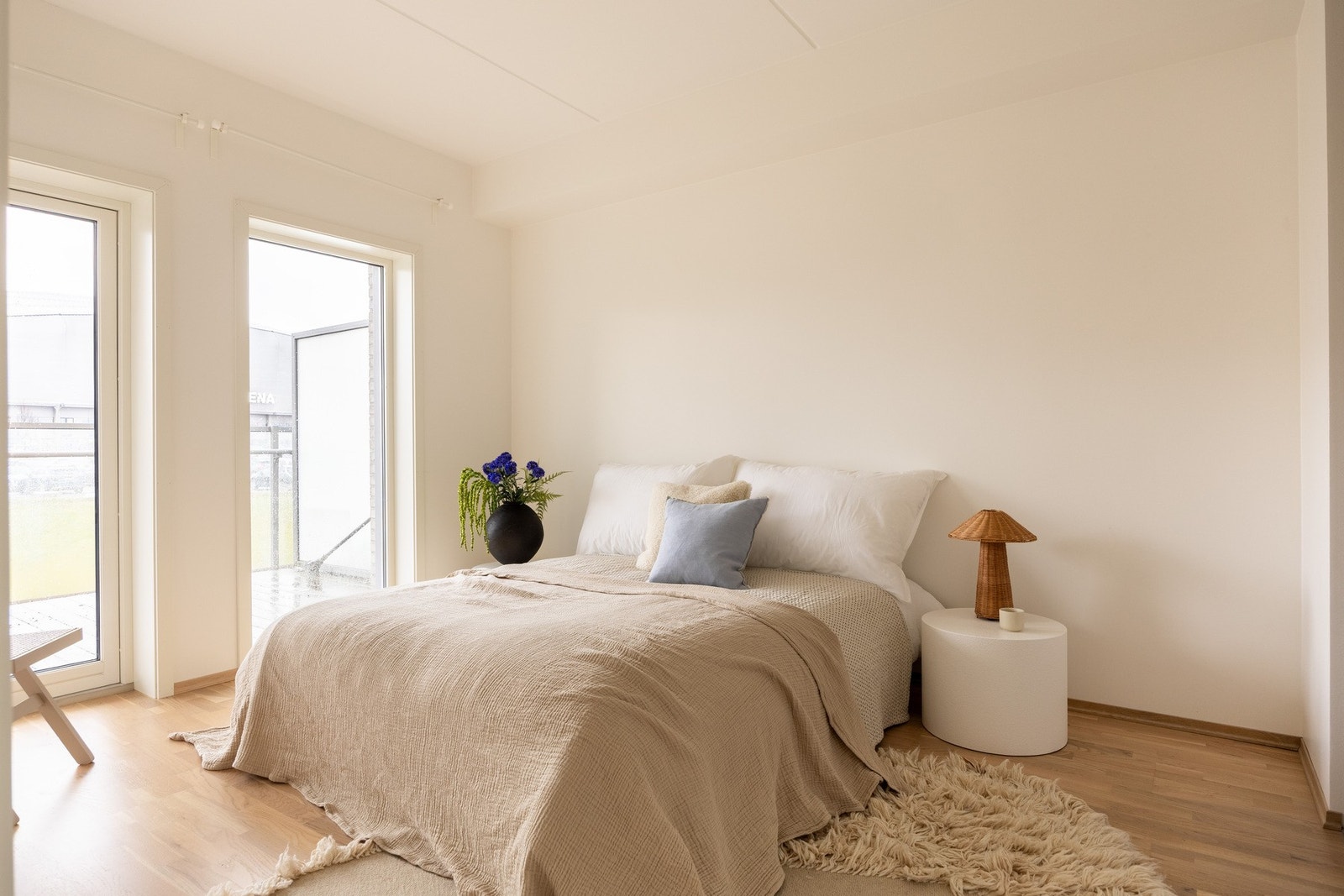 Leiligheten har et romslig soverom med god plass til dobbelseng. Galleribilde