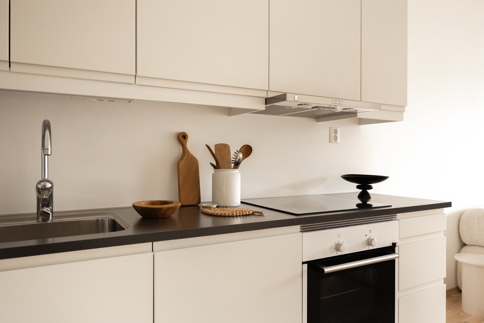 Sigdal kjøkken fra 2018 glatte fronter og benkeplate av laminat. Galleribilde