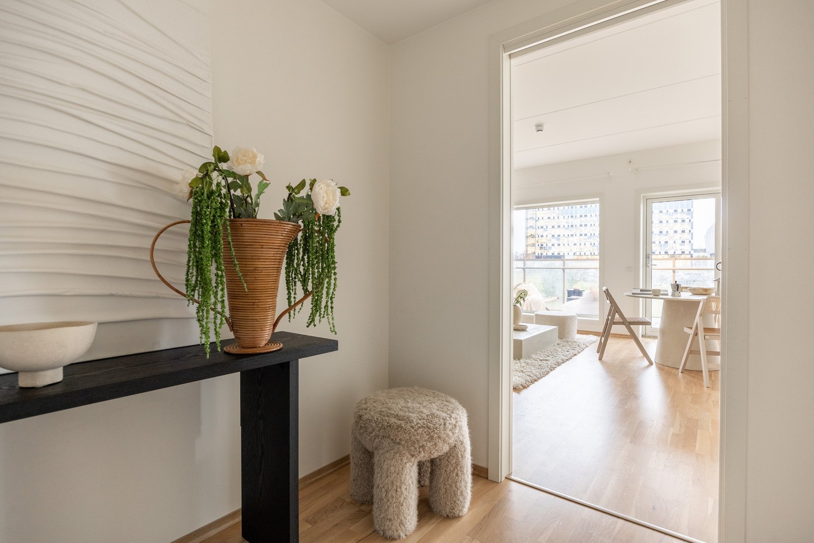 Du blir ønsket velkommen inn lys og romslig entré. Galleribilde