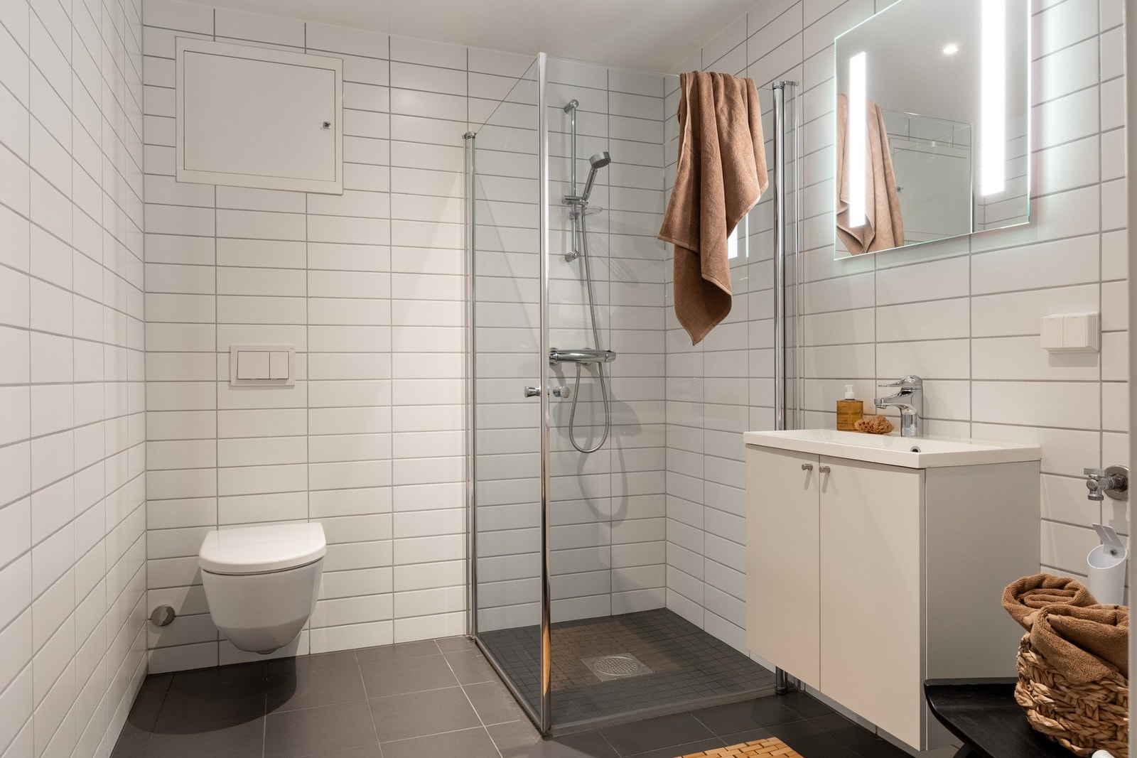 Moderne og romslig baderom fra byggeåret 2018. Galleribilde