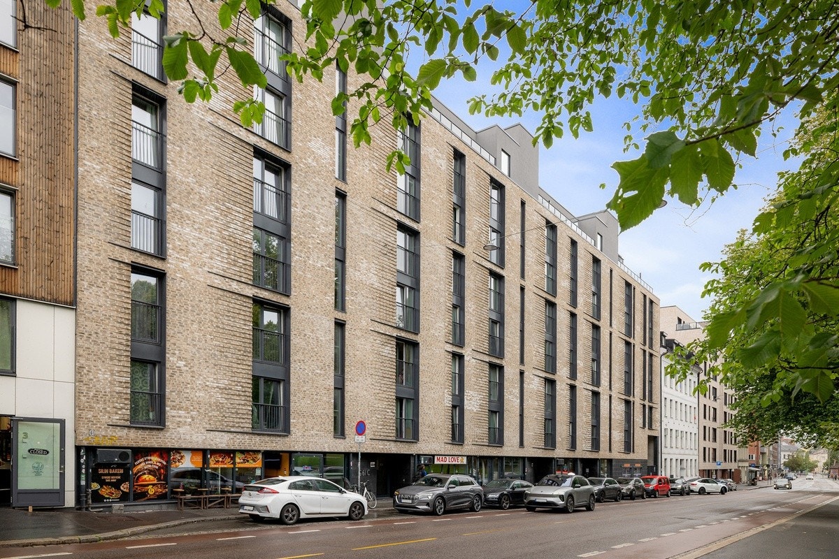 Bygget er moderne og har en sentral beliggenhet med nærhet til sentrum, parker, spisesteder, butikker og kollektivtilbud. Galleribilde