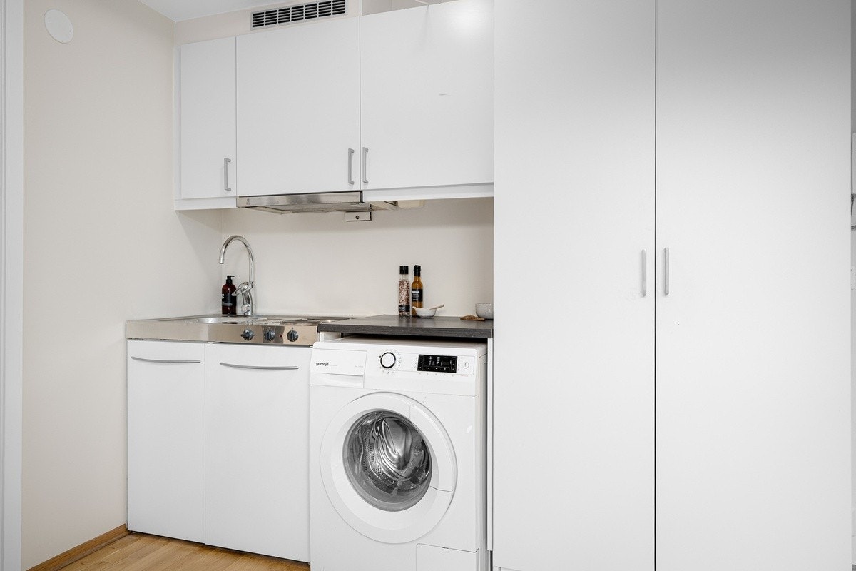 Rommet har en åpen stue/kjøkken løsning. Galleribilde